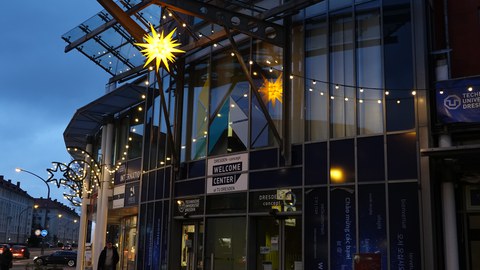 Auf dem Bild ist das weihnachtlich geschmückte Bürogebäude Nürnberger Straße 31 zu sehen.