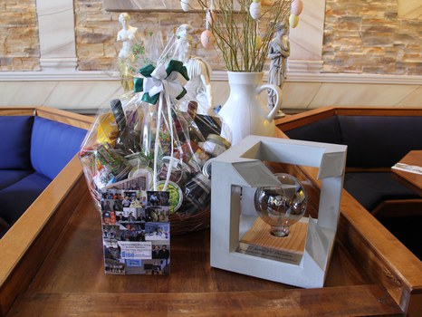 Präsentkorb und Betonlampe zum Abschied von Prof. Jehle