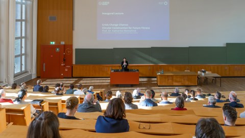 Prof. Dr. Katharina Kleinschrot vor dem Auditorium
