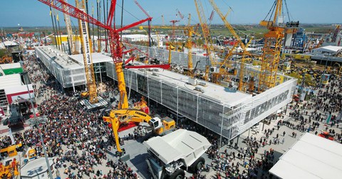 Luftbild vom bauma-Gelände mit Blick auf den Liebherr Messestand.