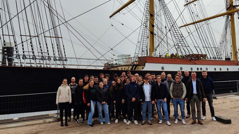 Gruppenfoto aller Teilnehmer an der Frühjahrsexkursion 2023 im Hamburger Hafen vor dem Museumsschiff Peking