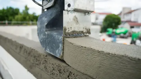 Nahaufnahme eines Beton 3D-Druckes bei dem Bauvorhaben -Supermarkt-Neubulach