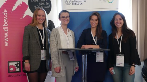 Sina Birkelbach, Sabrina May, Natalia Bienkowski und Annika Herdan am 13.11.2021 auf der Tagung des Deutschen Ingenieurinnenbundes.