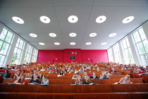 Hörsaal mit Studierenden