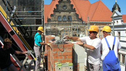 Bauarbeiter auf Gerüst