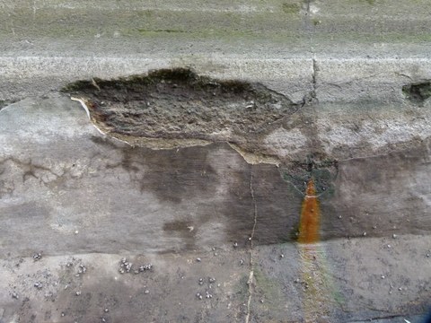 Schaden an Beton eines Wasserbauwerkes nahe Schwedt/Oder