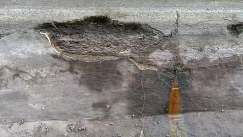 Schaden an Beton eines Wasserbauwerkes nahe Schwedt/Oder