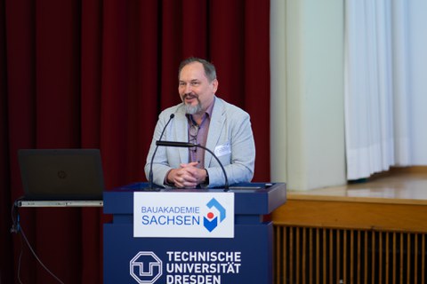 Prof. Dr.-Ing. Viktor Mechtcherine am Rednerpult