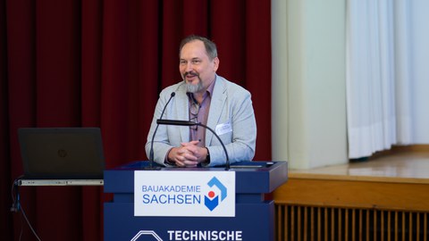 Prof. Dr.-Ing. Viktor Mechtcherine am Rednerpult