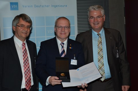 Prof. Manfred Curbach (Mitte) wurde im Beisein von Laudator Dr.-Ing. Franz-Hermann Schlüter und Prof. Wilfried Clauß, Vorsitzender der VDI-GBG, die neue Medaille verliehen. 