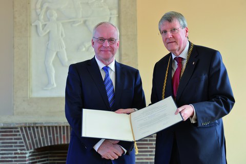 Prof. Manfred Curbach erhält seine Mitglieds­urkunde aus den Händen des Präsidenten  der Nationalen Akademie der Wissenschaften ­Leopoldina, Professor Jörg Hacker (r.)