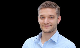 Foto zeigt ein Portrait von Herrn Daniel Gebauer