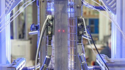 Tensile test on carbon reinforced concrete specimen with temperature device 