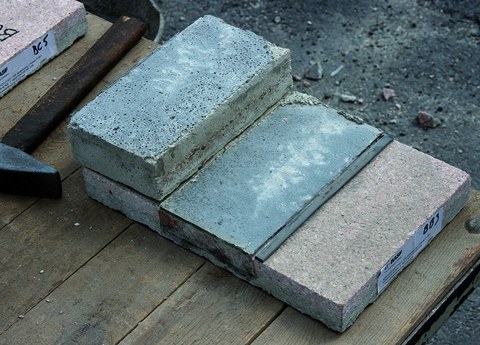 Broken specimen; right: surface sand blasted, middle: crushed interface to thin concrete deck, left: deck, bottom up