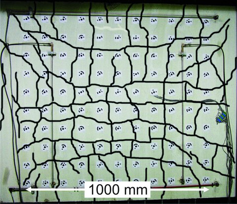 Rissbild im Großversuch nach zweiaxialer Zugbelastung