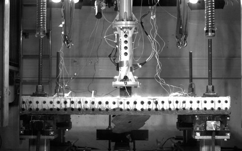 Mit Faserbeton verstärkte Stahlbetonplatte während des Experiments