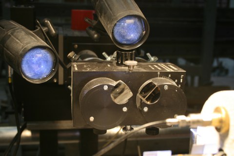 Optical extensometer for slip or crack opening measurements