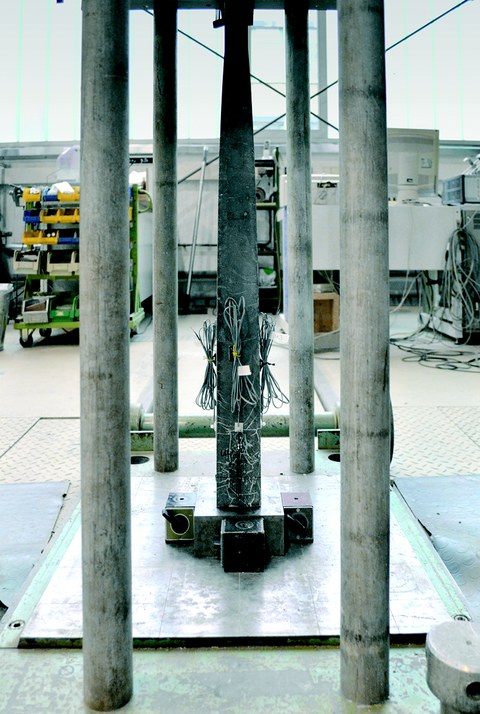 Fußbereich einer in die Säulenprüfmaschine eingebauten formoptimierten Stütze