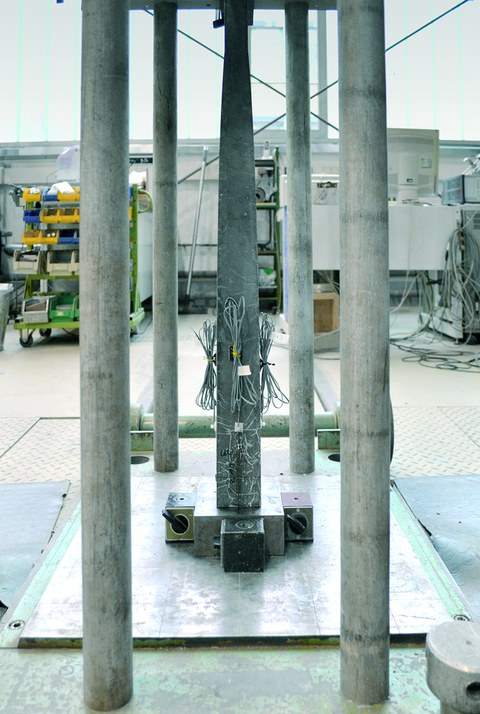 Bottom area of a form optimised column in the testing machine