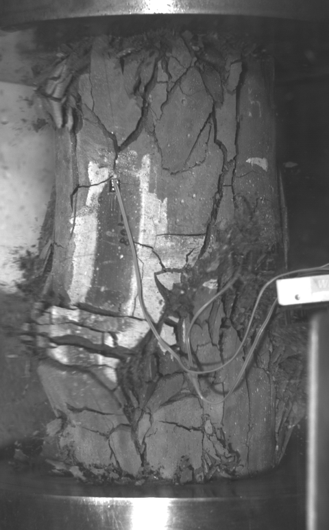 High speed recording of a standard cylinder made of ultra-high-strength concrete during compression failure 