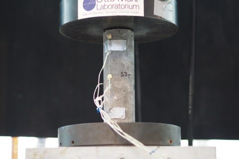 UHPC-Zylinder für zyklische Belastung mit drei Wärmefühlern über die Probekörperhöhe verteilt