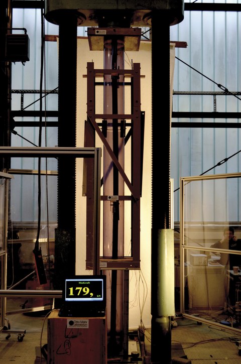 Pressure test with a slender column, clamped on both sides