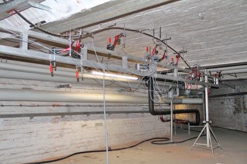 Messtechnikaufbau unter der Gewölbedecke im Ostflügel 