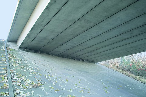 Bottom view of a 4-span superstructure compounded of cellular concrete boxes with shear keys over BAB A14 between Wendischbora and Nossen