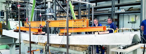 6-point bending test on a 4.5 m ceiling element | Photo: Tilo Senckpiel