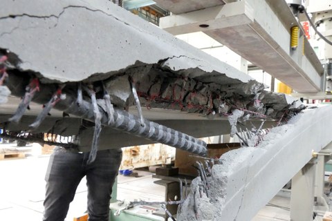 Failure of a ceiling element with carbon rebars 
