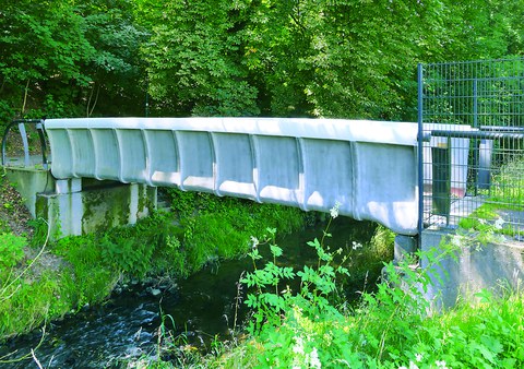 Auch die Oberfläche der Textilbetonbrücke in Oschatz wurde genau unter die Lupe genommen, im Bild zu sehen der Eingangsbereich mit Drehtür