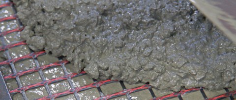 In frischem Straßenbeton eingebettetes Carbongelege