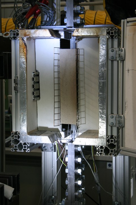 Experimental setup of tensile tests under high temperature