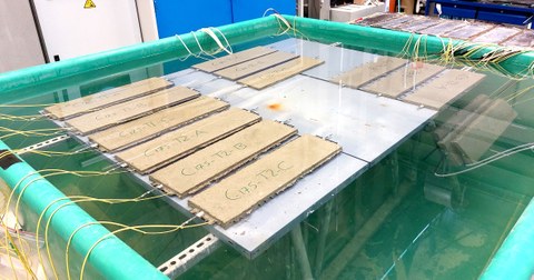 Experimental setup to measure the expansion of carbon-reinforced concrete samples