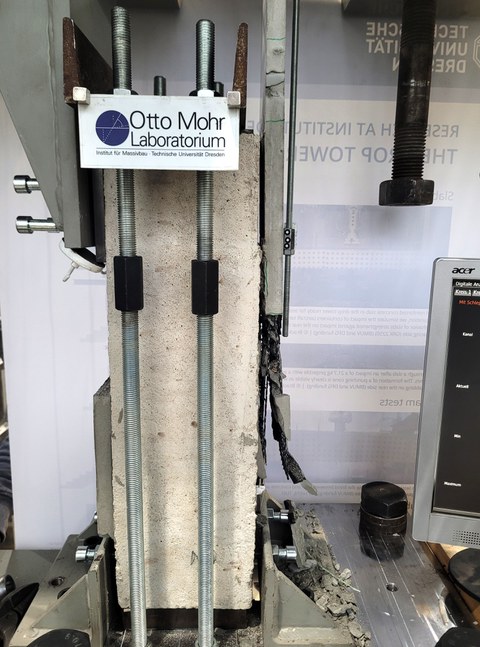 End anchorage test with carbon-reinforced concrete strengthening