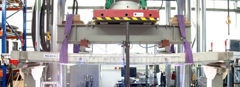 ending test on a concrete element strengthened with carbon-reinforced concrete