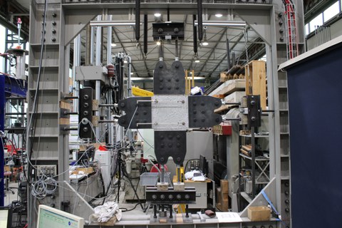 Test rig for biaxial tensile tests