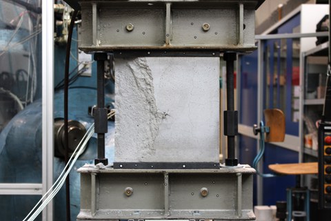 Test specimen with superficial concrete spalling after temperature stress