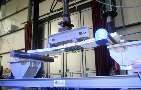 4-point bending test of a carbon textile-reinforced concrete plate