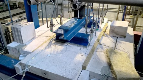 Experimental setup of slab experiments under burning conditions 