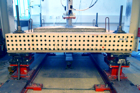 Impact test on a plate with a combinatin of damping system on top and rear side strengthening layer
