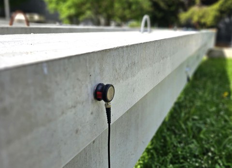 Ultraschallwandler zur Überwachung der Schädigungsentwicklung in einem Spannbetonbalken