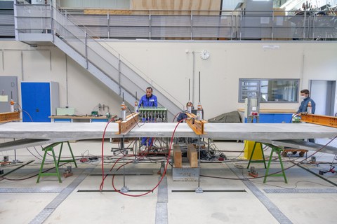 Load test of the test sample of the carbon concrete bridge