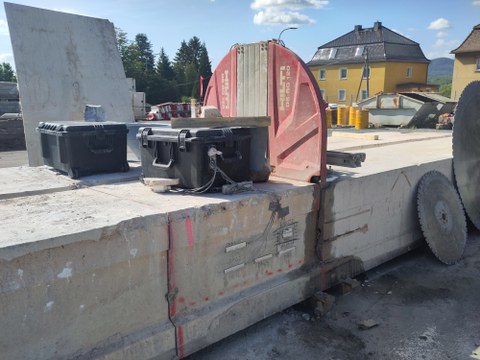Vorgespannter Fertigteilbrückenträger mit appliziertem Dehnungsmessstreifen zur Rückdehnungsmessung während der Durchführung von Betonsägearbeiten