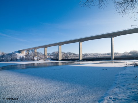 •	Die semi-integrale Scherkondetalbrücke mit monolithisch angeschlossenen Stützen