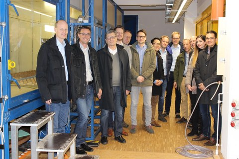Teilnehmer des Workshops „Windlasten auf Parabolrinnen“; v.  l.  n.  r.: Prof. Mark (RUB), Prof. Glock (TUK), Prof. Schnell (TUK), Christoph Kämper (RUB), Dirk Krüger (DLR), Patrick Forman (RUB), Thanh-Phuong Huynh (RUB), Timo Effertz (DLR), Sebastian Penkert (TUK), Andreas Pfahl (DLR), Prof. Höffer (RUB), Tara Pouyafar (RUB), Tobias Stallmann (TUK)