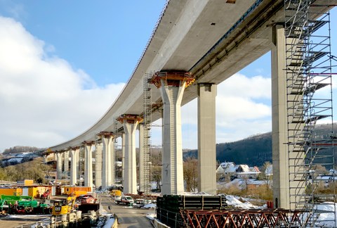 Unterrieden viaduct during incremental launching of the new superstructure (left) next to the old one (right)