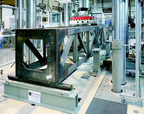 Stahlgitterbauteil in der 10-MN-Säulenprüfmaschine des Otto-Mohr-Laboratoriums