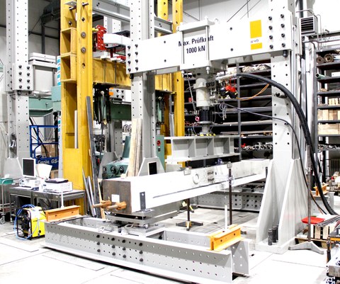 Hydraulic test cylinder system in the Otto Mohr Laboratory