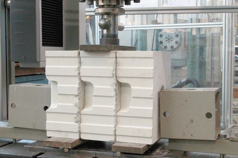 Adhesive shear test with textile reinforced bearing joint